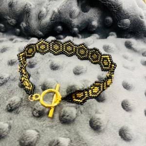 Elegantes Armband „Gold Standard“, kleine Rocailles Perlen, in schwarz matt und gold, grafisches Design Armband handmade Bild 2