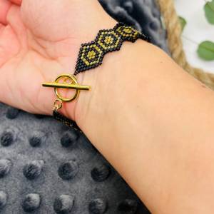 Elegantes Armband „Gold Standard“, kleine Rocailles Perlen, in schwarz matt und gold, grafisches Design Armband handmade Bild 9