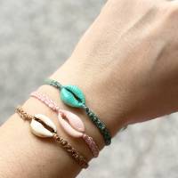 „Low Seas“ - Makramee-Armbänder mit Kauri-Muschel und Rocailles in zarten Sommerfarben Bild 10