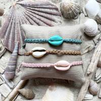 „Low Seas“ - Makramee-Armbänder mit Kauri-Muschel und Rocailles in zarten Sommerfarben Bild 2