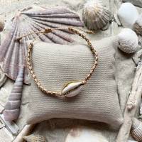 „Low Seas“ - Makramee-Armbänder mit Kauri-Muschel und Rocailles in zarten Sommerfarben Bild 4