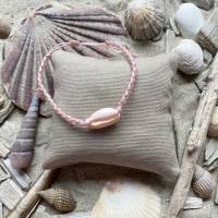 „Low Seas“ - Makramee-Armbänder mit Kauri-Muschel und Rocailles in zarten Sommerfarben Bild 5
