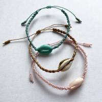 „Low Seas“ - Makramee-Armbänder mit Kauri-Muschel und Rocailles in zarten Sommerfarben Bild 9