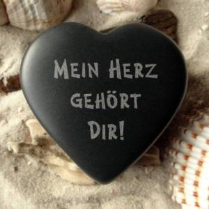 Herz für Verliebte - optional Wunschgravur auf der Rückseite - feiner Stein aus Basalt - schöne Liebeserklärung Bild 1