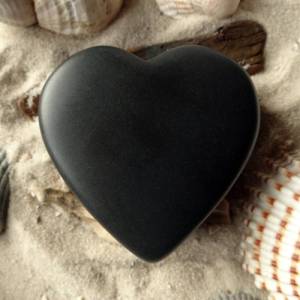 Herz für Verliebte - optional Wunschgravur auf der Rückseite - feiner Stein aus Basalt - schöne Liebeserklärung Bild 2