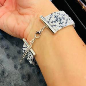 Gewebtes Perlenarmband „Schneeflocke“, Manchettenarmband, blau, weiß, grau, Armband Frau elegant, Armband Alltag Bild 2