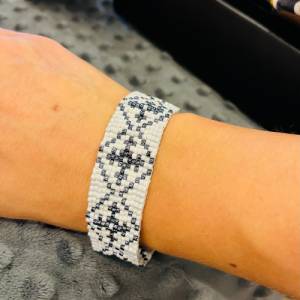 Gewebtes Perlenarmband „Schneeflocke“, Manchettenarmband, blau, weiß, grau, Armband Frau elegant, Armband Alltag Bild 3