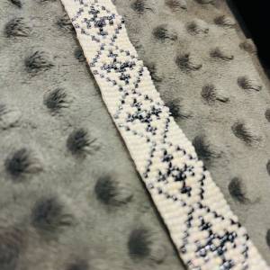 Gewebtes Perlenarmband „Schneeflocke“, Manchettenarmband, blau, weiß, grau, Armband Frau elegant, Armband Alltag Bild 5