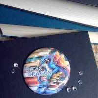 Ein wunderschöner bookish Button / Badge / Anstecker 58mm Durchmesser Book Dragon Bild 2