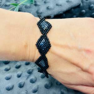 Armband Rocailles Perlen „Salino“, Rocailles Perlen, schwarz matt und silber glänzend, grafisches Design, Schmuck Alltag Bild 2