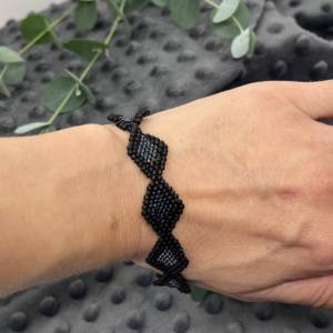 Armband Rocailles Perlen „Salino“, Rocailles Perlen, schwarz matt und silber glänzend, grafisches Design, Schmuck Alltag Bild 3