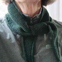 Schlaufenschal - kleiner Schal - von Hand gestrickt - tannengrün Bild 4
