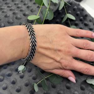 Zartes Armband „Elegance“, Rocailles Perlen, schwarz, silber, geometrisches Muster, Geschenk Frau Geburtstag Bild 2