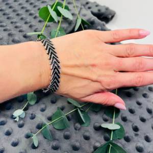 Zartes Armband „Elegance“, Rocailles Perlen, schwarz, silber, geometrisches Muster, Geschenk Frau Geburtstag Bild 4