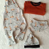 Latzhose Baby Set Strampler, Shirt, Mütze und Halstuch, Erstlingsset, Dinos, Waffeljersey Bild 2