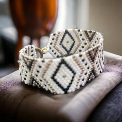 Perlenarmband „Micaela“, weiß-schwarz-golden, geometrisches Muster, Armband handgemacht, Armband modern, Geschenk Frau