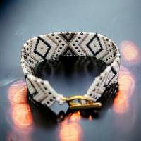 Perlenarmband „Micaela“, weiß-schwarz-golden, geometrisches Muster, Armband handgemacht, Armband modern, Geschenk Frau Bild 9