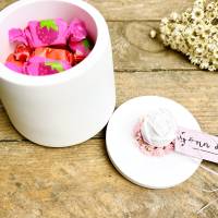 Keramikdose mit Rose und Trockenblumen 