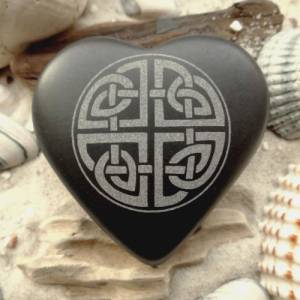Herz Keltischer Knoten Gravur Stein Basalt - feiner Talisman für Fans der Kelten - Glücksbringer Bild 1