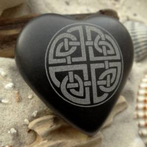 Herz Keltischer Knoten Gravur Stein Basalt - feiner Talisman für Fans der Kelten - Glücksbringer Bild 3