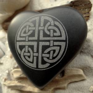 Herz Keltischer Knoten Gravur Stein Basalt - feiner Talisman für Fans der Kelten - Glücksbringer Bild 4