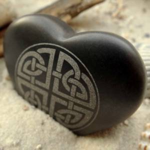 Herz Keltischer Knoten Gravur Stein Basalt - feiner Talisman für Fans der Kelten - Glücksbringer Bild 9