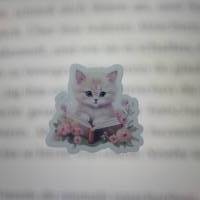Wunderschöner Sticker auf glänzendem Vinyl - Die Lese-Katze. Bild 1