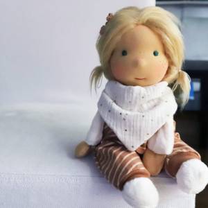Puppe Ina nach Waldorfart, Stoffpuppe für Kinder, weiche Schmusepuppe, Wegbegleiter für Mädchen, blonde Puppe Bild 1