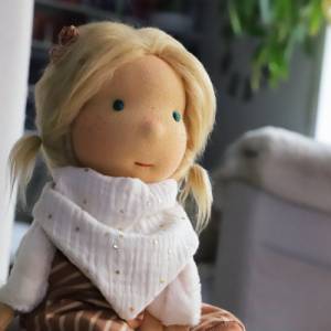 Puppe Ina nach Waldorfart, Stoffpuppe für Kinder, weiche Schmusepuppe, Wegbegleiter für Mädchen, blonde Puppe Bild 3