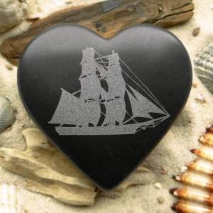 Herz  Segelschiff Brigg Gravur Mast- & Schotbruch Basalt - tolles Geschenk für Liebhaber des Maritimen Bild 2