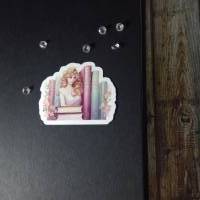 Wunderschöner Sticker auf glänzendem Vinyl - Zwischen den Büchern. Bild 4