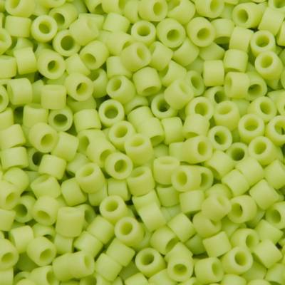 DB0763 Matte Opaque Chartreuse Miyuki Delica 11/0 Japanische Zylinderperlen 1,6mm 5g