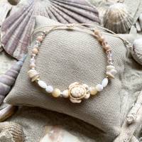„La Tortue“ - Perlmutt-Armband mit Howlith-Schildkröte, ovalen Perlen, Splittern und Glasschliffperlen in cremefarben Bild 1