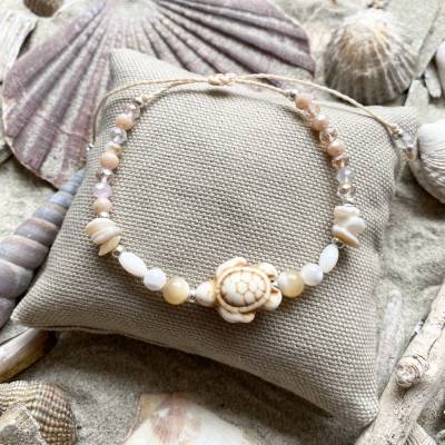 „La Tortue“ - Perlmutt-Armband mit Howlith-Schildkröte, ovalen Perlen, Splittern und Glasschliffperlen in cremefarben