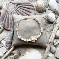 „La Tortue“ - Perlmutt-Armband mit Howlith-Schildkröte, ovalen Perlen, Splittern und Glasschliffperlen in cremefarben Bild 2