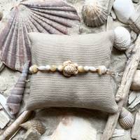 „La Tortue“ - Perlmutt-Armband mit Howlith-Schildkröte, ovalen Perlen, Splittern und Glasschliffperlen in cremefarben Bild 3