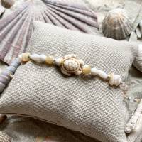 „La Tortue“ - Perlmutt-Armband mit Howlith-Schildkröte, ovalen Perlen, Splittern und Glasschliffperlen in cremefarben Bild 4