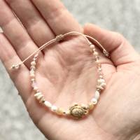 „La Tortue“ - Perlmutt-Armband mit Howlith-Schildkröte, ovalen Perlen, Splittern und Glasschliffperlen in cremefarben Bild 6