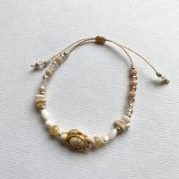 „La Tortue“ - Perlmutt-Armband mit Howlith-Schildkröte, ovalen Perlen, Splittern und Glasschliffperlen in cremefarben Bild 7