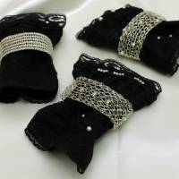 schwarze Spitzenbrautstulpe mit Kristallen oder Perlen, kombinierbar mit Silberarmband - Handkrone Bild 1