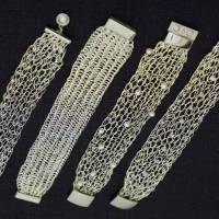 schwarze Spitzenbrautstulpe mit Kristallen oder Perlen, kombinierbar mit Silberarmband - Handkrone Bild 5