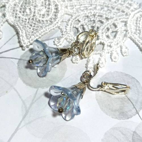Ohrclips Blüten funkelnd in blau Glasperle handgemacht im boho chic als Brautschmuck
