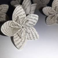 Nachhaltige Blüten-Dekoration aus Buchseiten, Papierblüten, Origami Bild 4