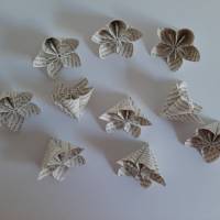 Nachhaltige Blüten-Dekoration aus Buchseiten, Papierblüten, Origami Bild 6