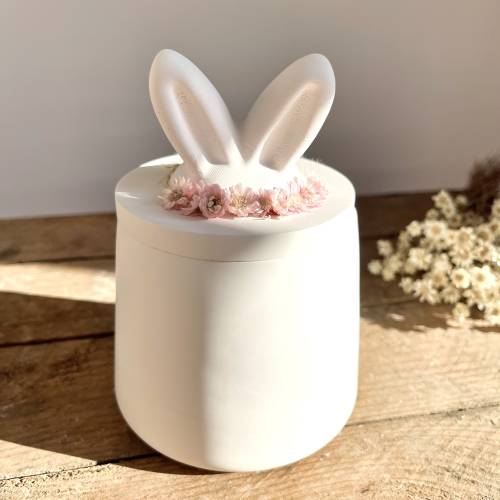 Keramikdose mit Hasenohren und Trockenblumen. Mitbringsel. Geschenk zum Geburtstag, Ostern, Muttertag. Frühling.