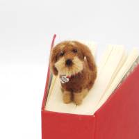 Lesezeichen brauner Rauhaardackel, Dackel bewacht Buch der Besitzer, witziges Lesezeichen für Hundefreunde, Buchzubehör Bild 1