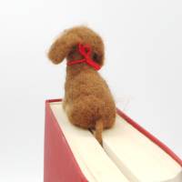 Lesezeichen brauner Rauhaardackel, Dackel bewacht Buch der Besitzer, witziges Lesezeichen für Hundefreunde, Buchzubehör Bild 4