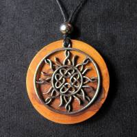 Halskette, Amulett mit keltischem Knoten, keltische Sonne auf Olivenholz Bild 1