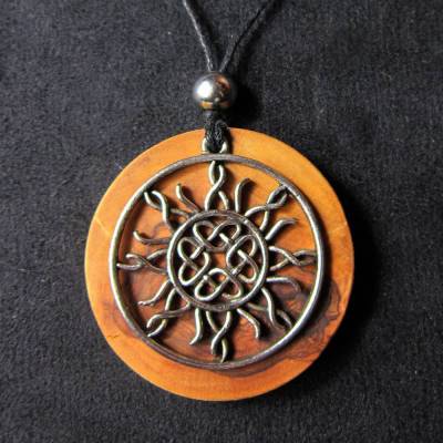 Halskette, Amulett mit keltischem Knoten, keltische Sonne auf Olivenholz
