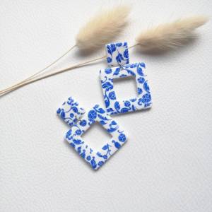 Polymer Ohrringe Blumen, große Sommerohrringe blau weiß, eckige Ohrringe hängend mit Stecker, Statementohrringe floral Bild 3